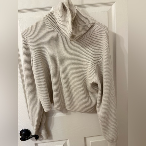 Aritzia Wilfred cropped turtleneck in size medium. Excellent condition - Picture 1 of 3